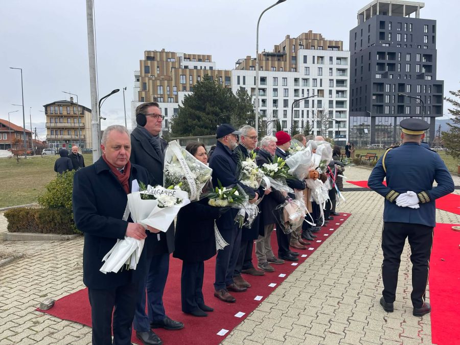 Yabancı Ülkelerin Büyükelçileri de Rugova’nın Mezarında Saygı Duruşundaydı