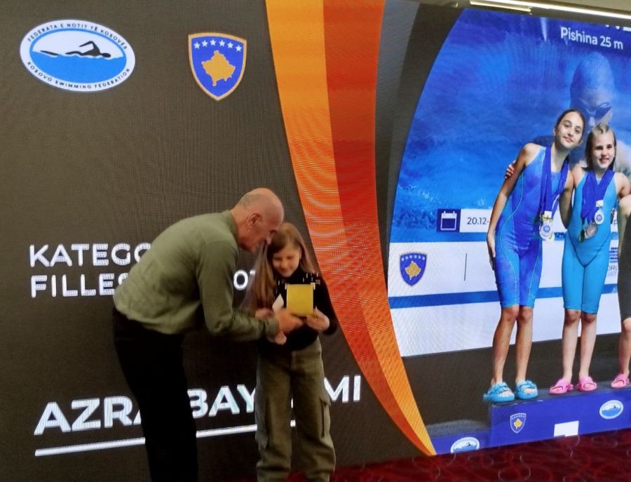 Azra Bayram Kosova’da 2025 Yılın Yüzücüsü