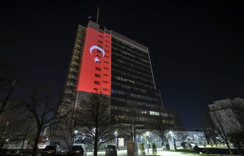 Kosova Hükümeti Binasında Bu Akşam Türk Bayrağı Yansıtıldı