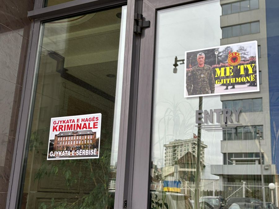 Meclis Kapılarına Lahey Davasıyla İlgili Posterler Asıldı