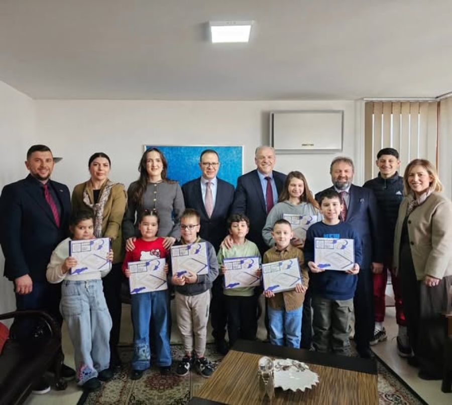 Mitroviça Türk Öğrencilerine Tabletler Dağıtıldı