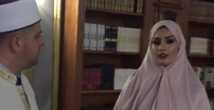 19 Yaşındaki Bir Katolik Kız Müslümanlığı Kabul Etti
