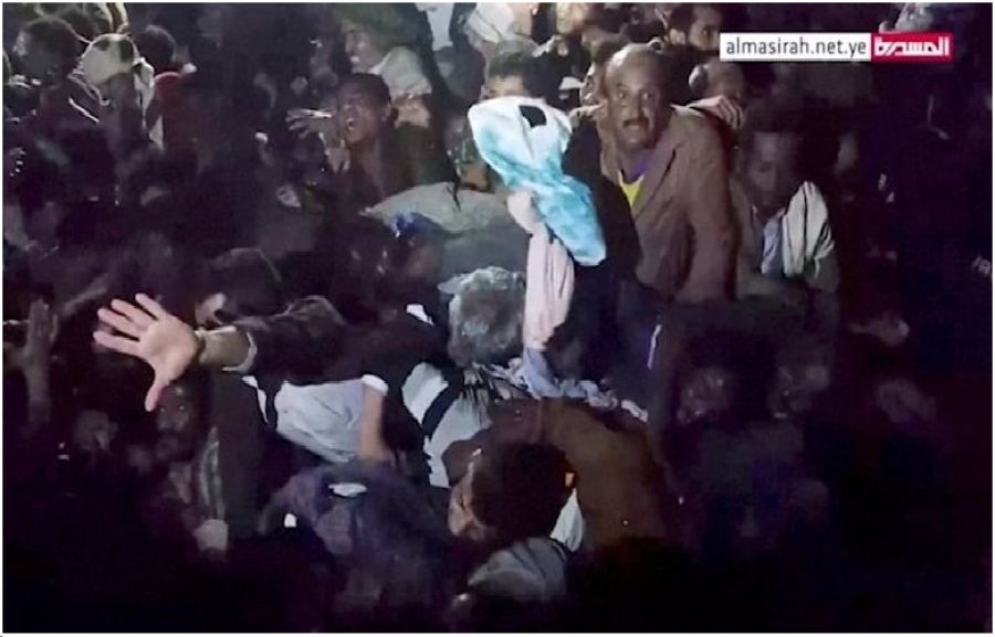 Yardım dağıtımında korkunç olay: Kameralar önünde can verdiler Yemen'de Ramazan yardımı felakete dönüştü, yaşanan izdihamda aralarında çocukların da olduğu en az 78 kişi feci şekilde can verdi.