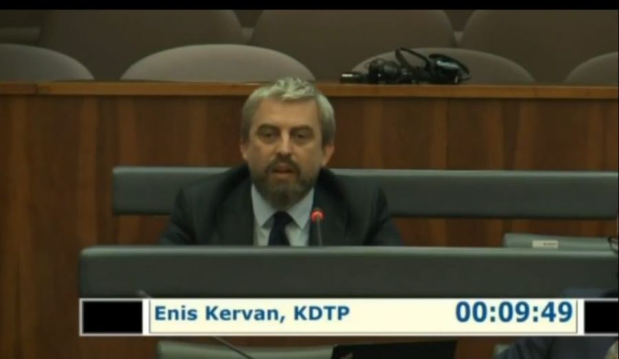 Türkçe Eğitim Görülen Okullara Türk Bayrağı da Asılsın