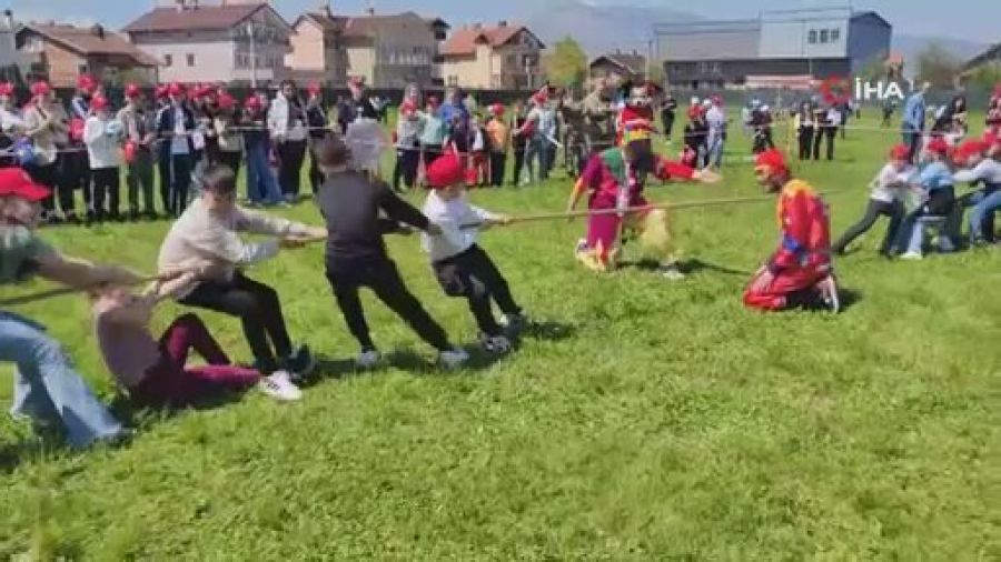 Kosova'daki 23 Nisan Kutlamalarında Mehmetçik Çocuklarla Oyunlar Oynadı