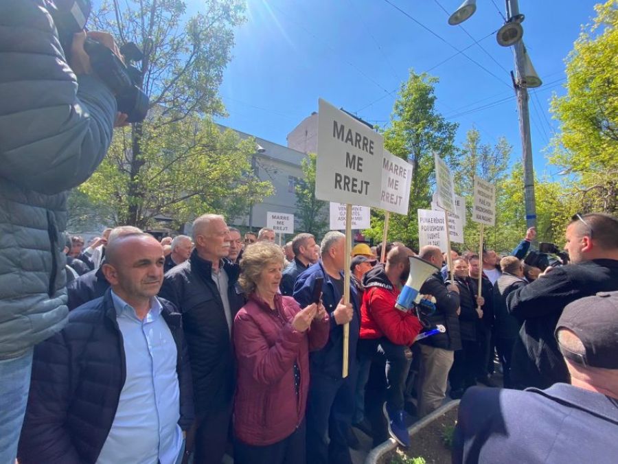Maaşlarından Memnun Olmayan KEK Çalışanları Protesto Ediyor