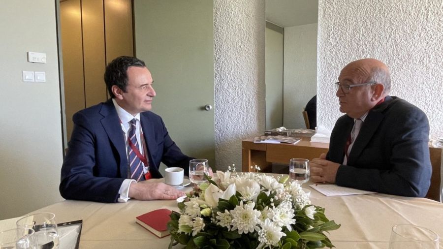Başbakan Kurti, Delphi'deki Ekonomik Forum'da Stuart Peach ile Bir Araya Geldi