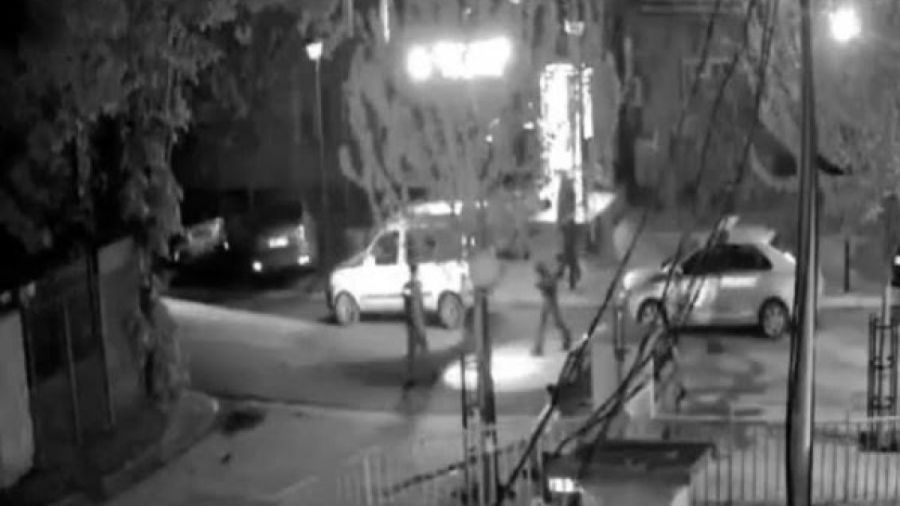 Zveçan’da Belediye Binasının Girişini Kapatmak İsteyen 2 Kişi Gözaltına Alındı