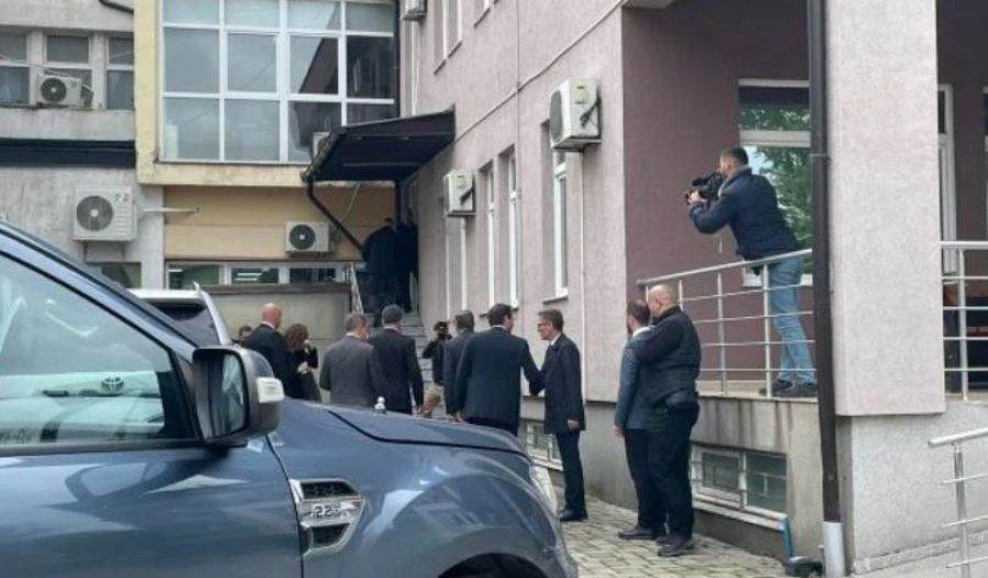 Lajçak, Mitroviça’da Hamza Tarafından Karşılandı