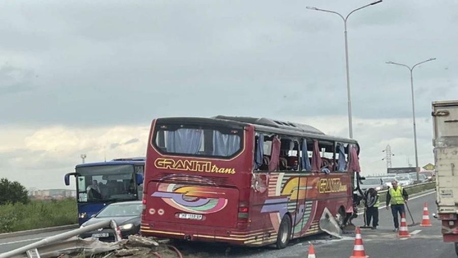 Priştine-İpek Karayolundaki Kazada 30 Öğrenci Yaralandı