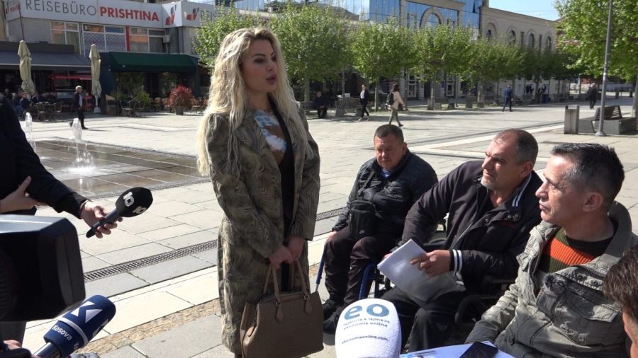 Özel İhtiyaçları Olan ve Engelliler Maaşlarının Düşürülmesini Protesto Ediyor