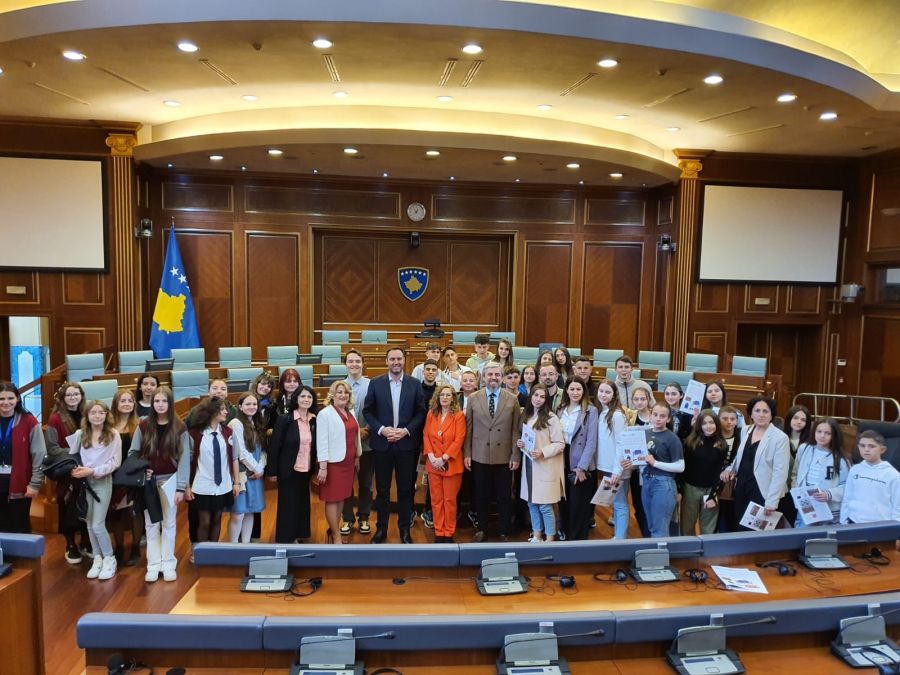 19 Mayıs İçin “Elena Gjika” Okulu Öğrencilerinden Kosova Meclisine Ziyaret