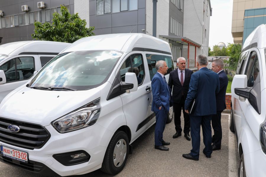 Almanya,  Kosova Polisine Beş Yeni Minibüs Bağışladı