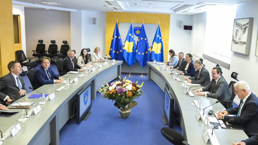 Varhelyi ve Kurti, Kosova ile Sırbistan Arasındaki Diyalog Sürecini Görüştü