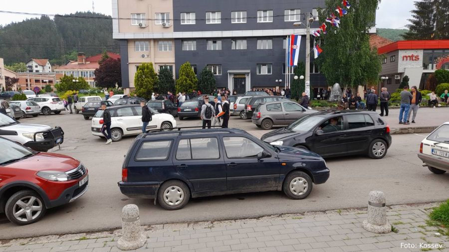 Zveçan, Leposaviç ve Zubin Potok  Belediye Binalarına Girişler Engellendi