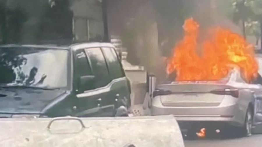 Zveçan’da Polis Arabası Yakıldı
