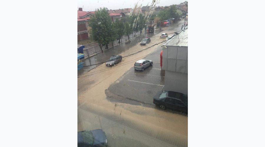 Prizren'de  Sağanak Sele Neden Oldu