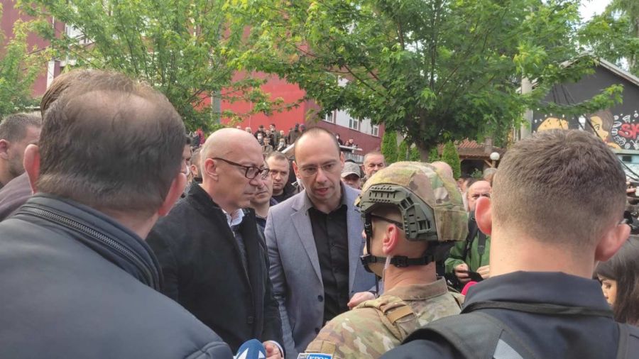 KFOR Komutanı, Protestocuların Dağılmaları İçin Rakiç ve Simiç’i Uyardı