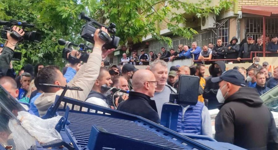 Kuzeyde Sırp Listesi Başkanına Şişe Fırlatıldı