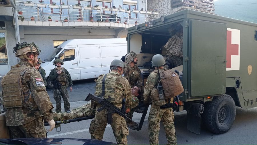 Zveçan’da Gerginlik, Birkaç İtalyan ve Macar KFOR Askeri Yaralandı