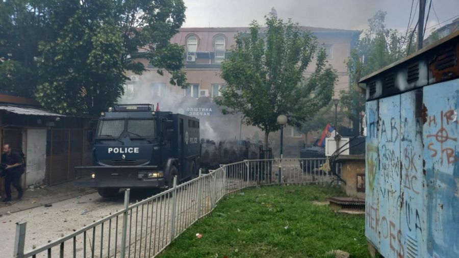 KFOR Mitroviça’da Protestocuları Dağıttı ve Yolu Açtı