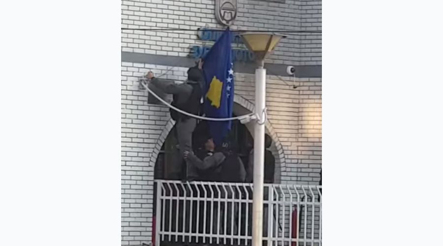 Zubin Potok Belediye Binasından Kosova Bayrağı Kaldırıldı