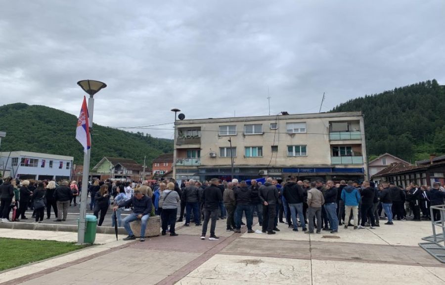 Kuzeyde Durum Sakin, Protestocular Belediyeler Binaları Önünde