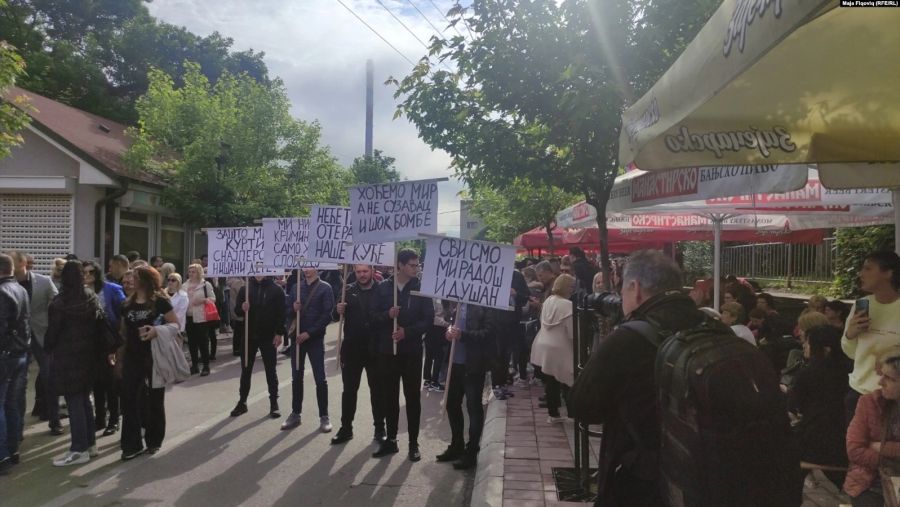 Sırp Protestocular Bugün “Evlerimizden Kovamazsınız” Pankartlarını Taşıdı