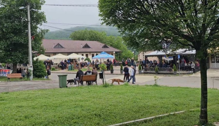 Zveçan ve Leposaviç’te Protesto Devam Ediyor, Durum Sakin