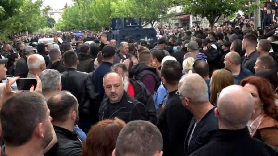 Bugün de Kuzeyde Belediye Binalarının Önünde Yüzlerce Protestocu
