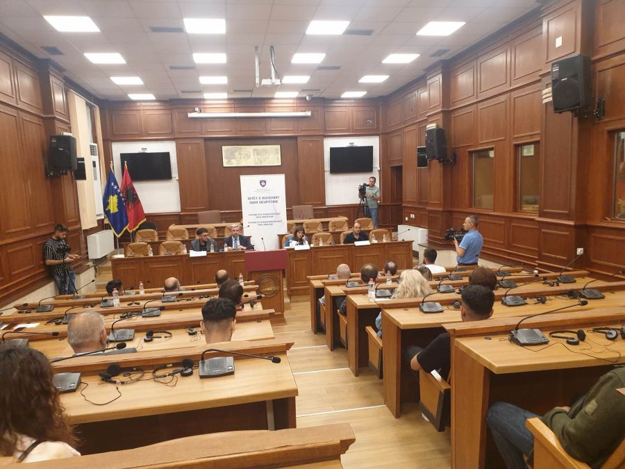 Kurumlar ve Okullarda Türk ve Topluluklar Bayrakları Eşit Kullanılmalı