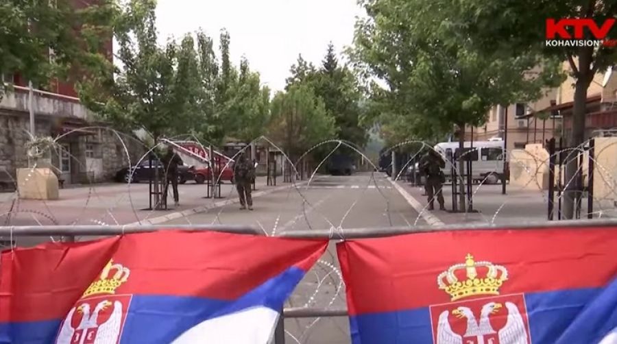 Daha Az Sayıda Olsa da Zveçan’da Sırplar Bugün de Protesto Ediyor