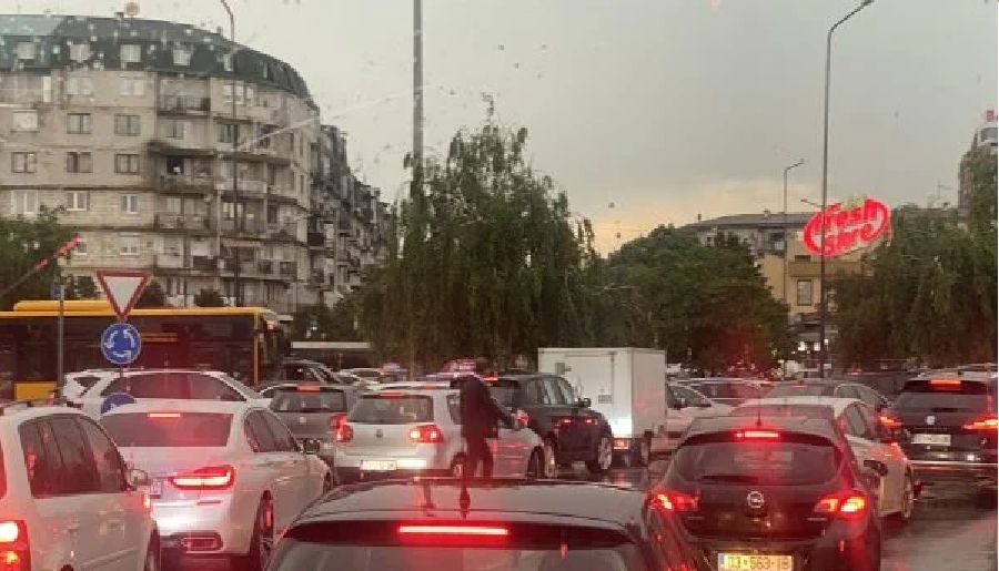 Priştine'de Yağmur Trafiği Kitledi
