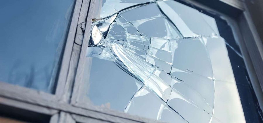 Mitroviça’da Atılan Bir El Bombası Üç Dükkana Zarar Verdi