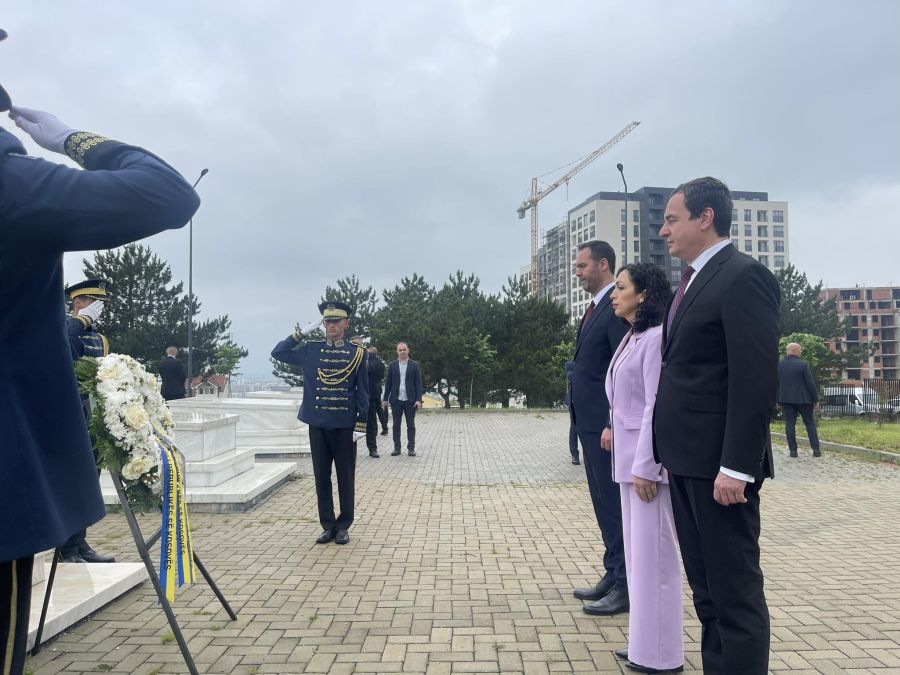 Devlet Erkanı Rugova ve Demaçi’nin Mezarları Başında Saygı Duruşunda