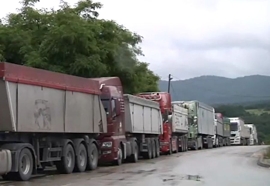 Jarinje Sınır Kapısında Sırp Mallarıyla 20’den Fazla TIR Bekliyor