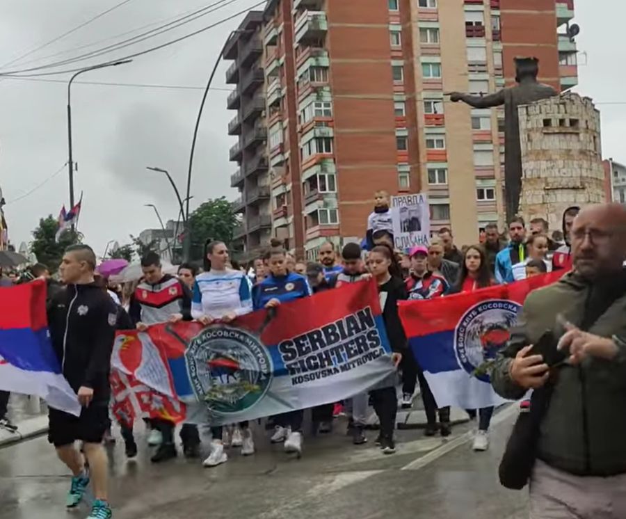 Leposaviç'te Protestocuların Belediye Binasına Zorla Girme Teşebbüsü