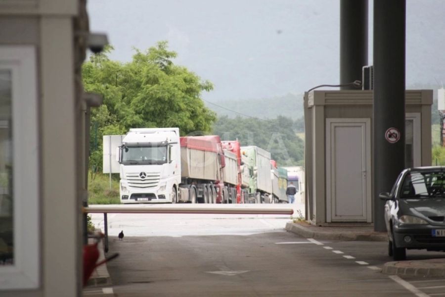 Sırbistan, Kosova'dan Gelen Kamyon ve Otobüsler İçin Yolları Kapalı Tutuyor