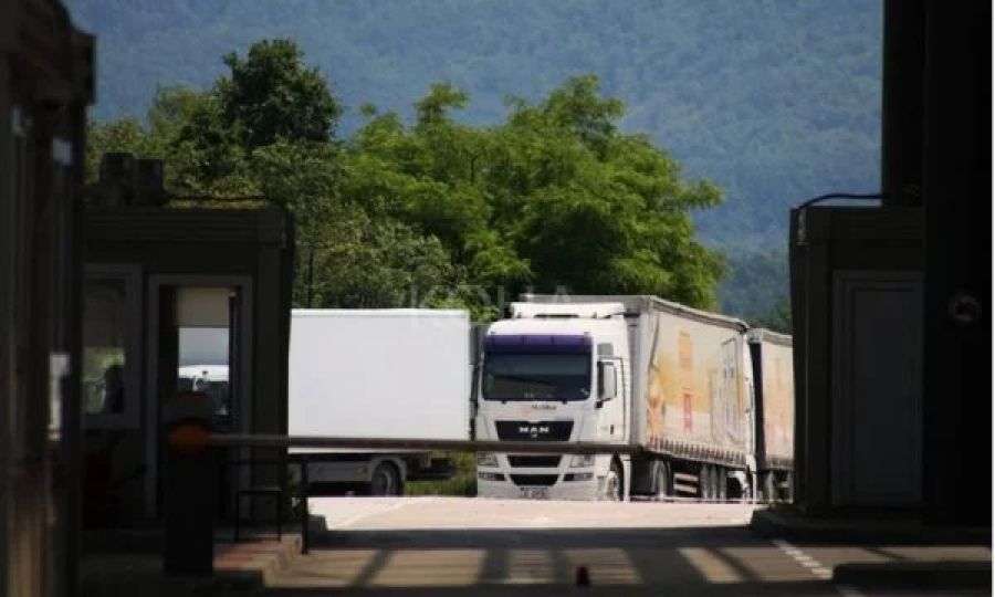 Sırp Medyası: Sırbistan’dan 700 Kamyon Kosova’ya Girişi Bekliyor