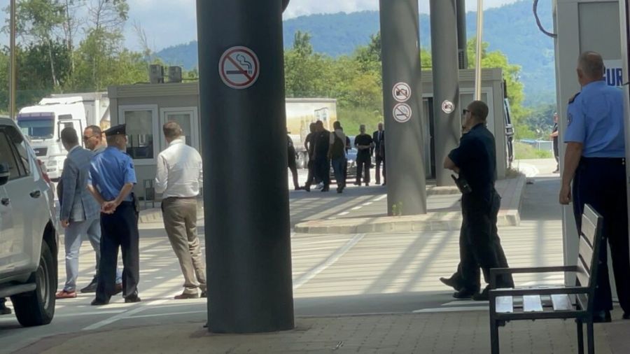 Serbest Bırakılan Polisler Kosova'ya Geldi