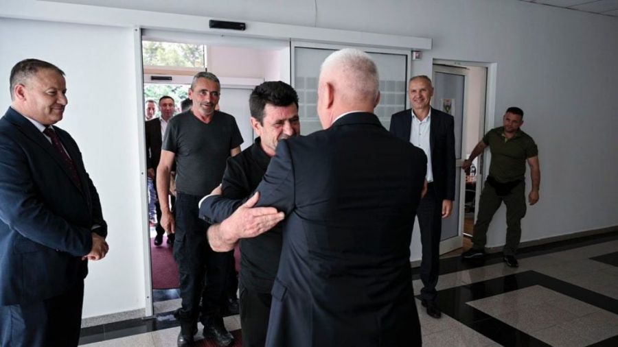 Sveçla, Kaçırılan 3 Polisi Kabul Etti: Sırbistan ile Hukuk Mücadelesi Sürüyor