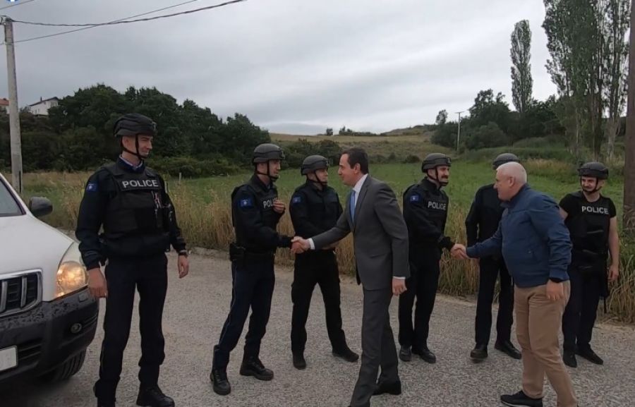 Kurti, Bayramda Kuzey Mitroviça’da Emniyet Güçlerine Baklava Dağıttı