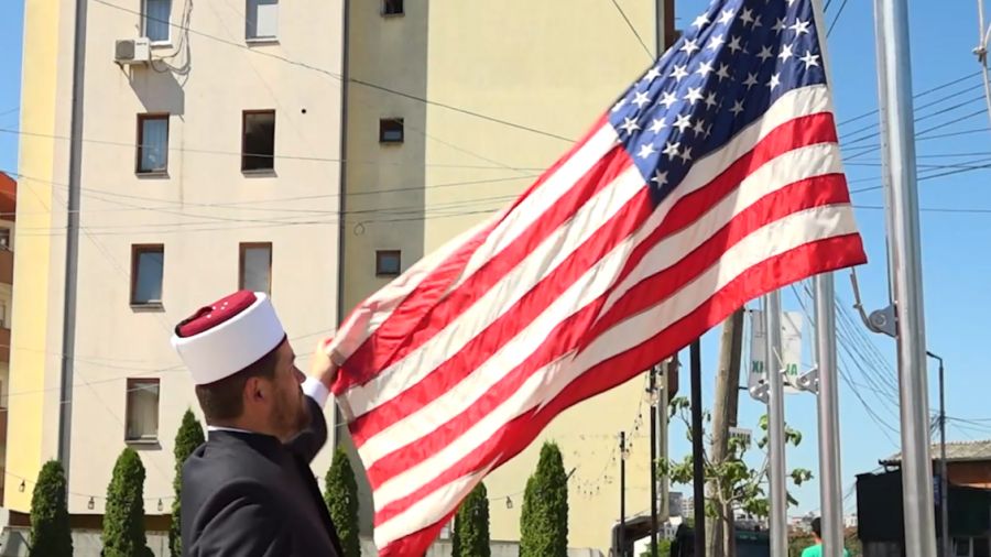 Priştine'deki Bir Camide Amerikan Bayrağı Göndere Çekildi