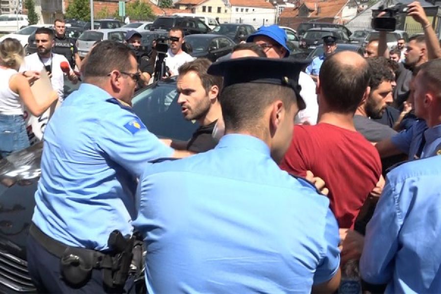 Kavga Bu Kez Meclis Dışında da Yaşandı