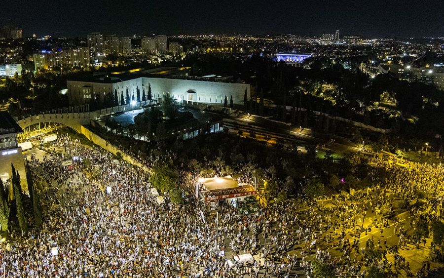 Yeni yasa düzenlemesi ülkeyi karıştırdı! Araçla halkın arasına daldı