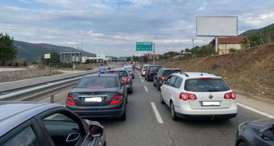 Dheu i Bardhë’da Beklemeler 3 Saat Sürüyor