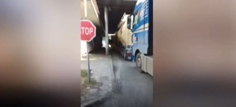 Makedonya’dan Kosova’ya Girişte Uzun Kuyruk Oluştu