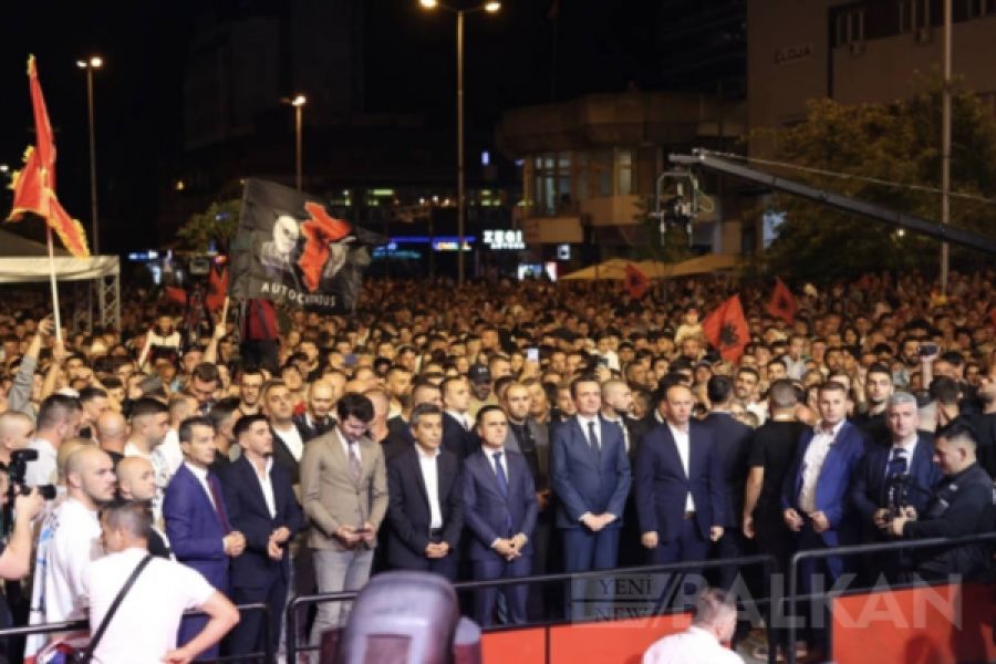 Kurti’nin Makedonya Ziyareti Sırasında Açılan ‘Büyük Arnavutluk’ Bayrağına Tepkiler Büyüyor