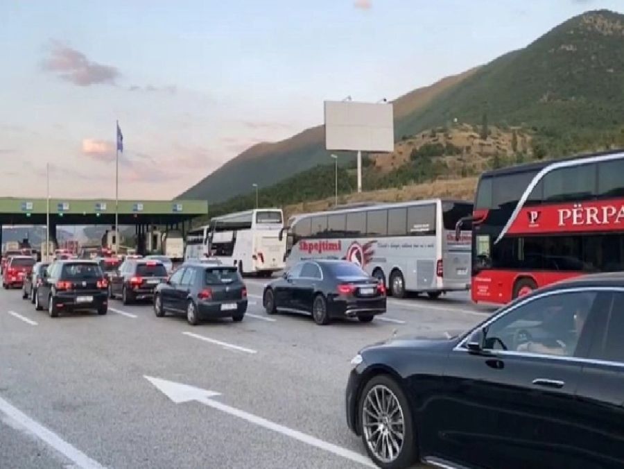 60 Bin Vatandaşımız Hafta Sonunu Arnavutluk Sahillerinde Geçirdi