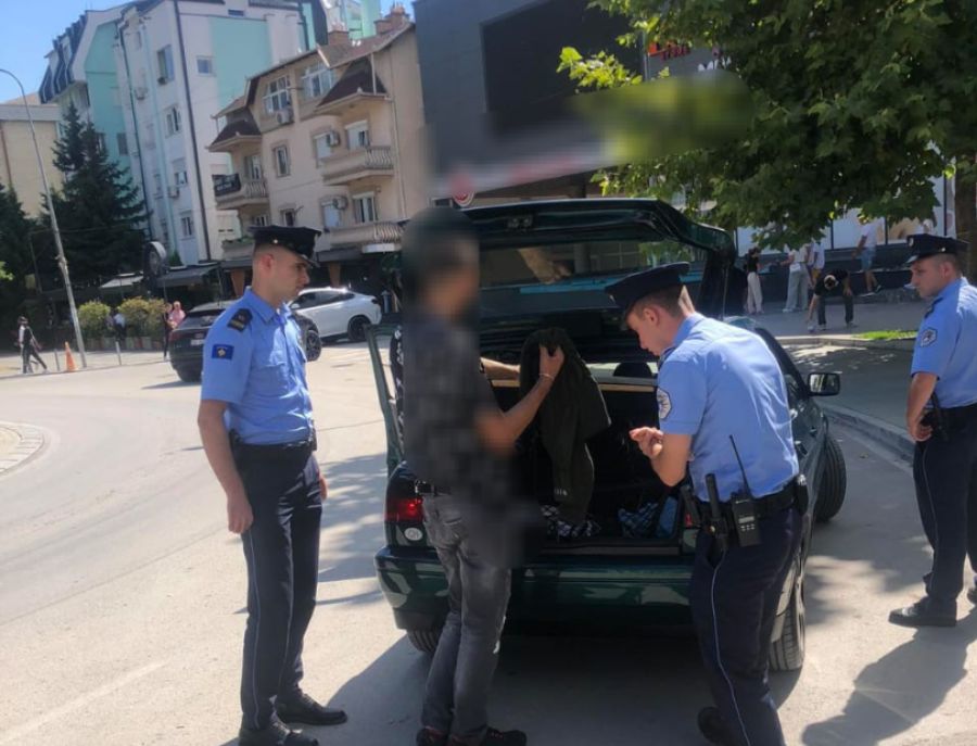 Polis Operasyonunda 9 Kişi Tutuklandı,  7 Ateşli Silah Ele Geçirildi